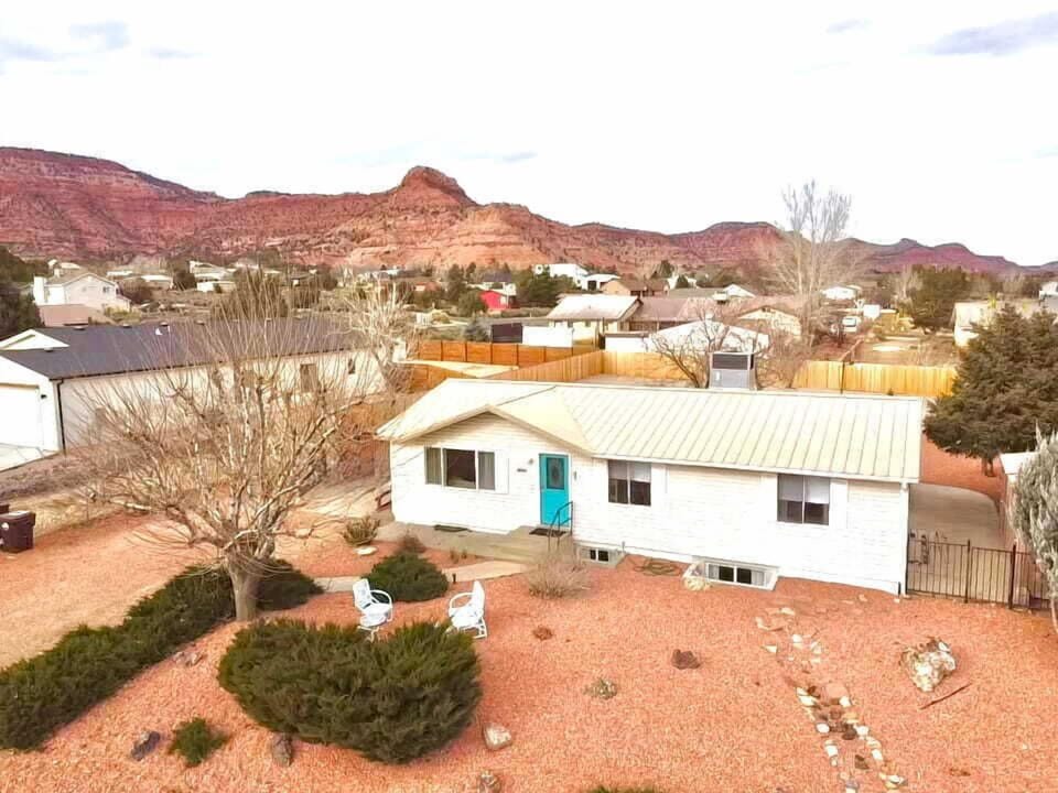 Sandstone Stargazin is located on a quiet street in Kanab Creek Ranchos subdivision. Beautiful red rock vistas wrap the neighborhood.