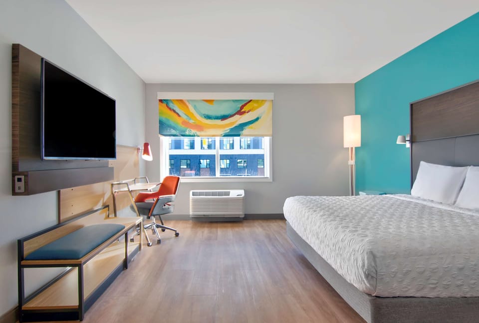 Room, 1 King Bed | Premium bedding, desk, laptop workspace, iron/ironing board