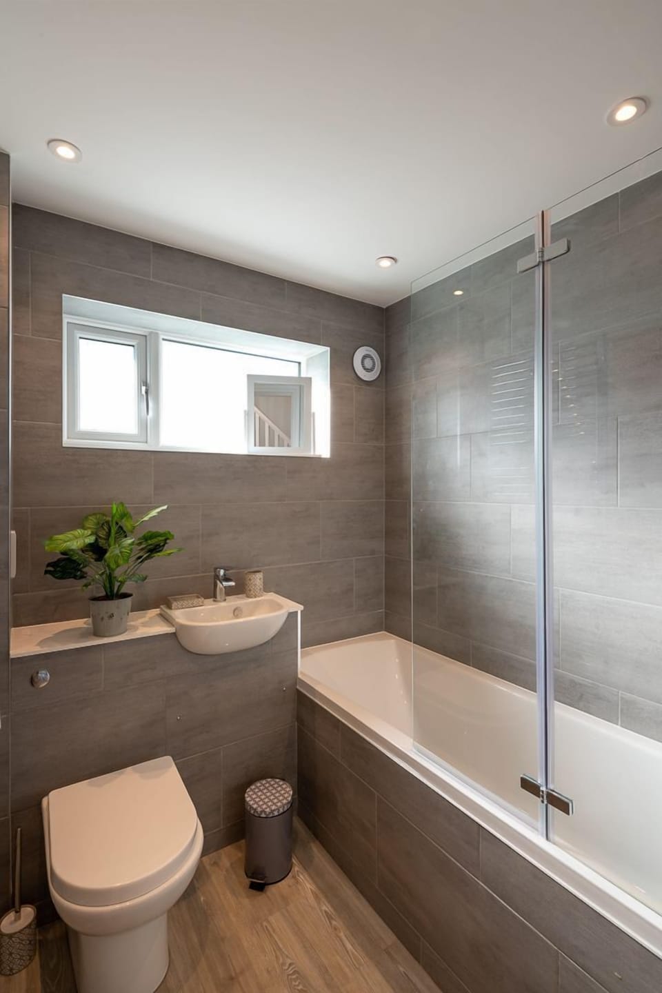 Spring Tide - Bathroom