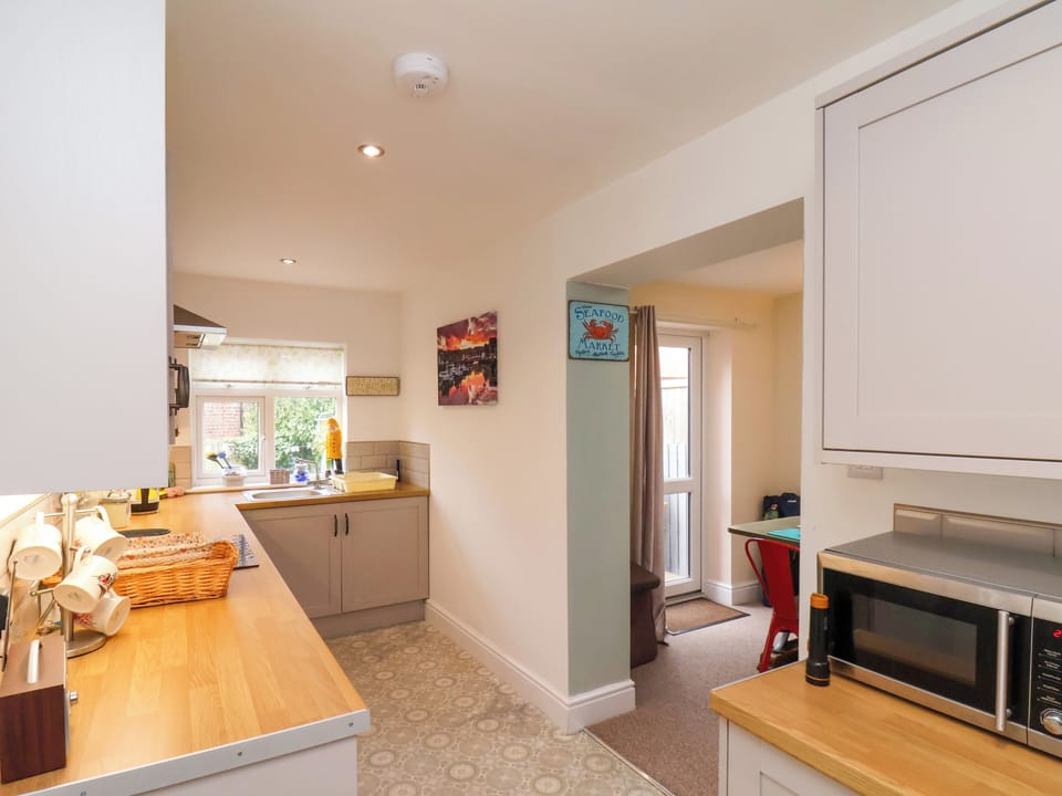 Cottage | Private kitchen | Fridge, microwave, dishwasher, cookware/dishes/utensils
