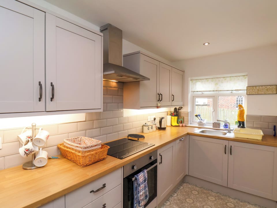 Cottage | Private kitchen | Fridge, microwave, dishwasher, cookware/dishes/utensils