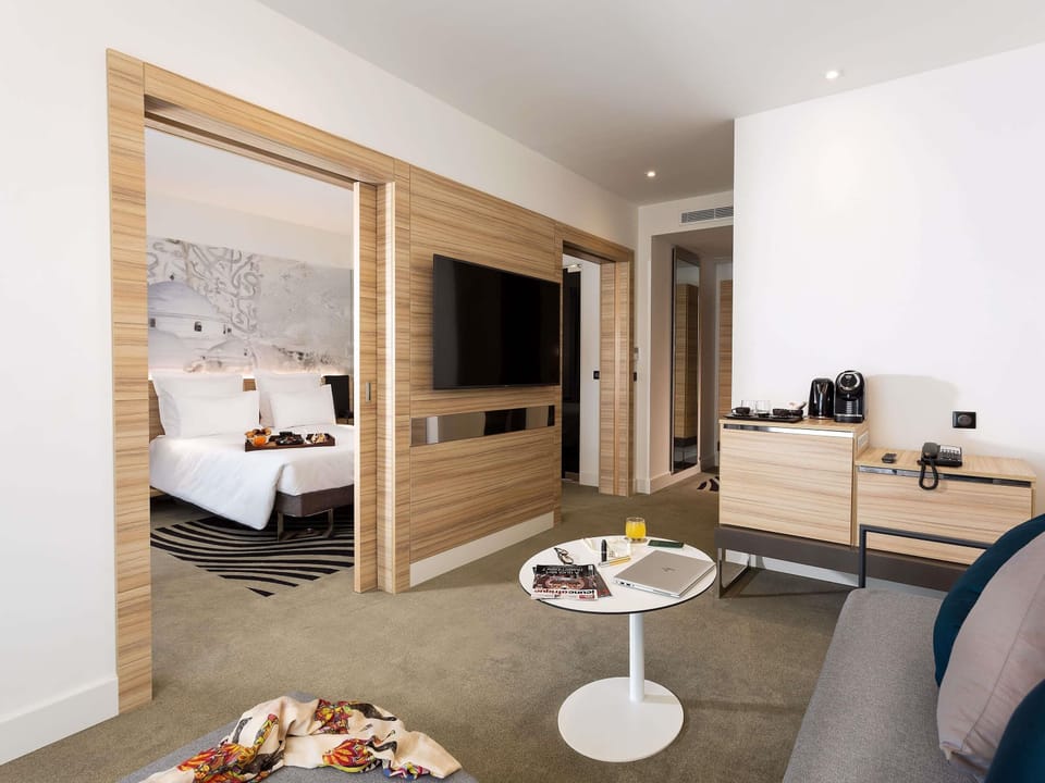 Junior Suite, 1 Double Bed | Hypo-allergenic bedding, minibar, in-room safe, desk