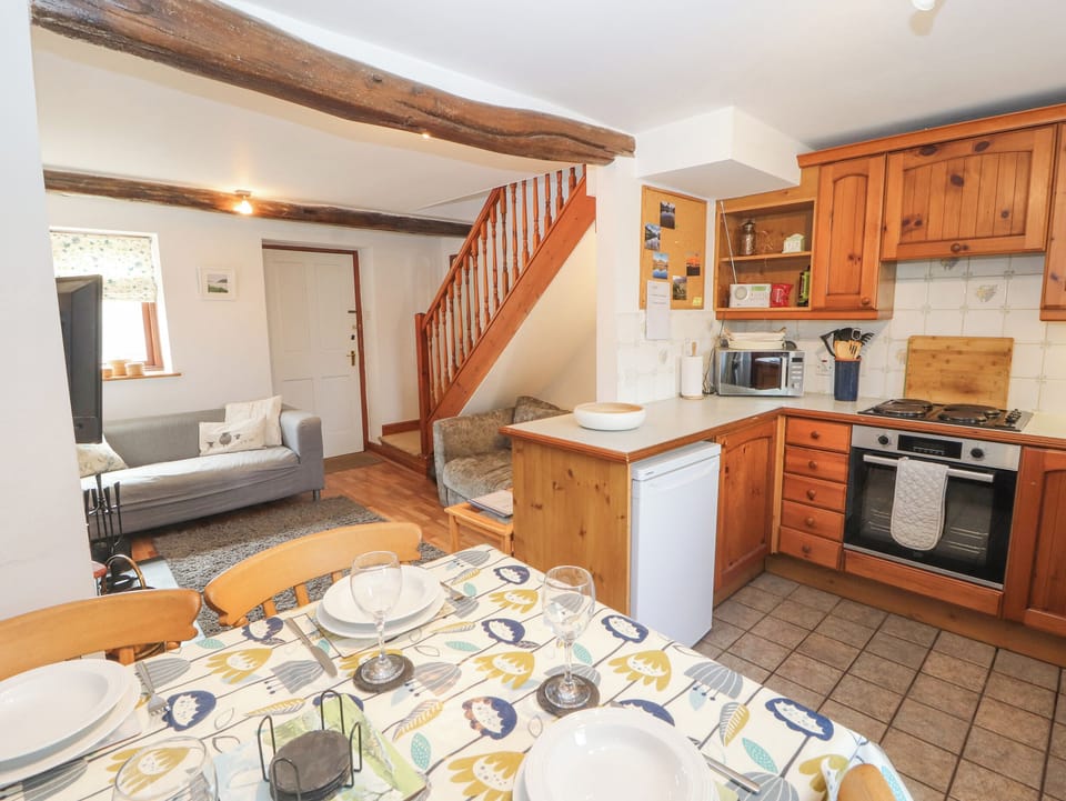 Cottage | Private kitchen | Fridge, cookware/dishes/utensils
