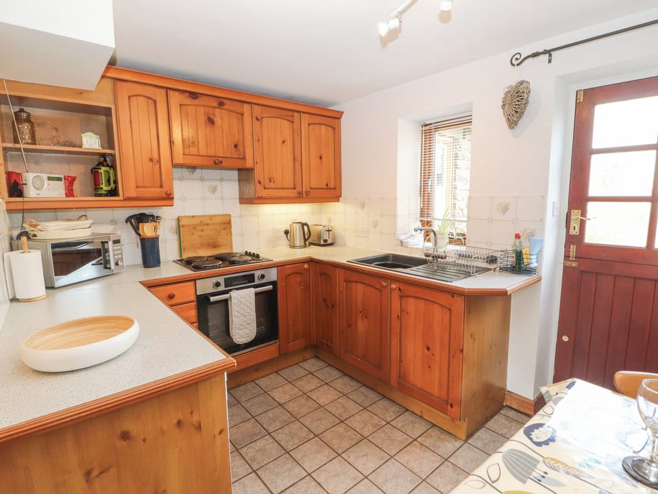 Cottage | Private kitchen | Fridge, cookware/dishes/utensils