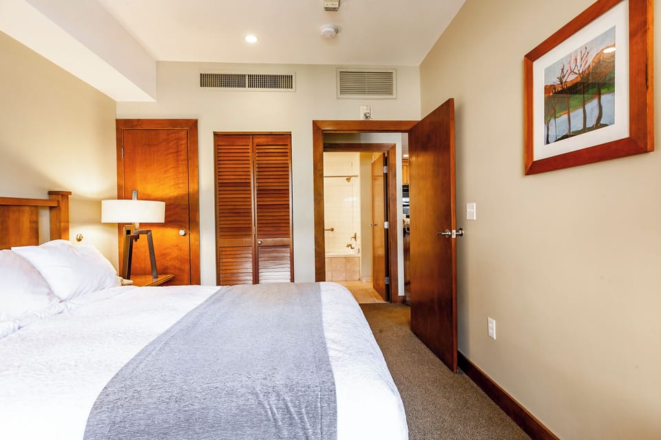 Bedroom 2 with 1 Queen Bed