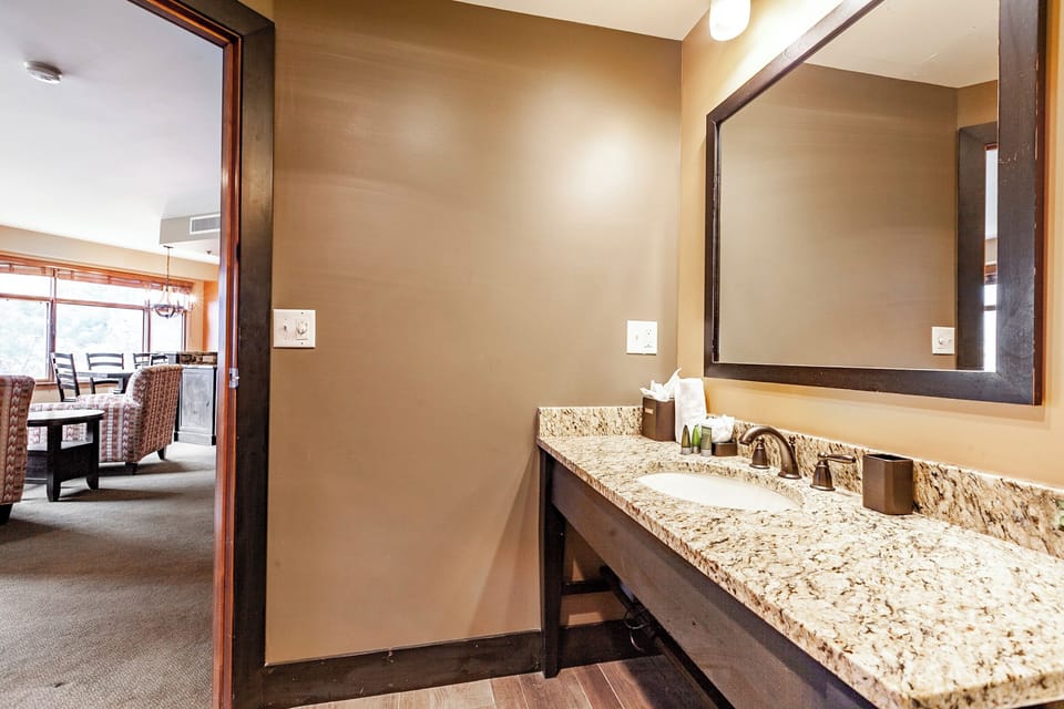 Bathroom 2 / Jetted Tub & Shower