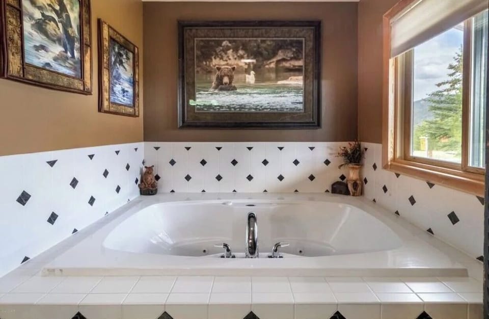Relax in this Jetted tub with a view of Shadow Mountain Lake.