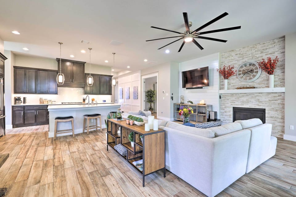 Living Room | Central AC/Heating | Family Friendly