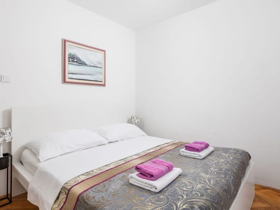 Furniture, Property, Comfort, Building, Wood, Textile, Bed Frame, Interior Design, Picture Frame