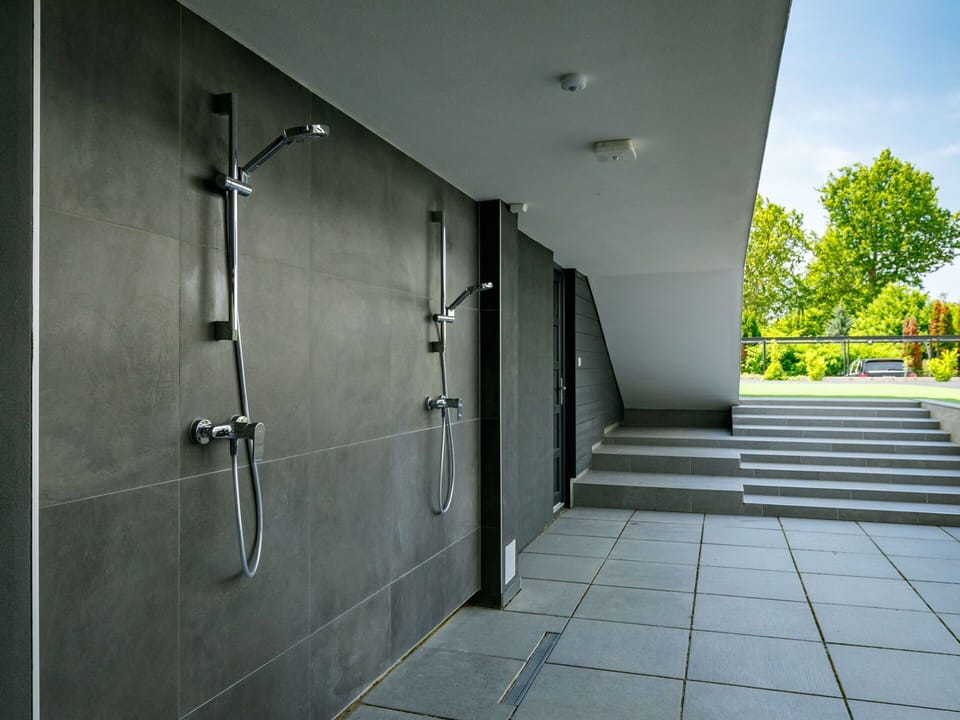 Shower Head, Property, Plumbing Fixture, Building, Shower, Shower Bar, Bathroom, Plant, Door
