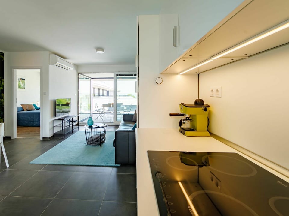 Building, Interior Design, Flooring, Hall, Ceiling, Condominium, Glass, Room