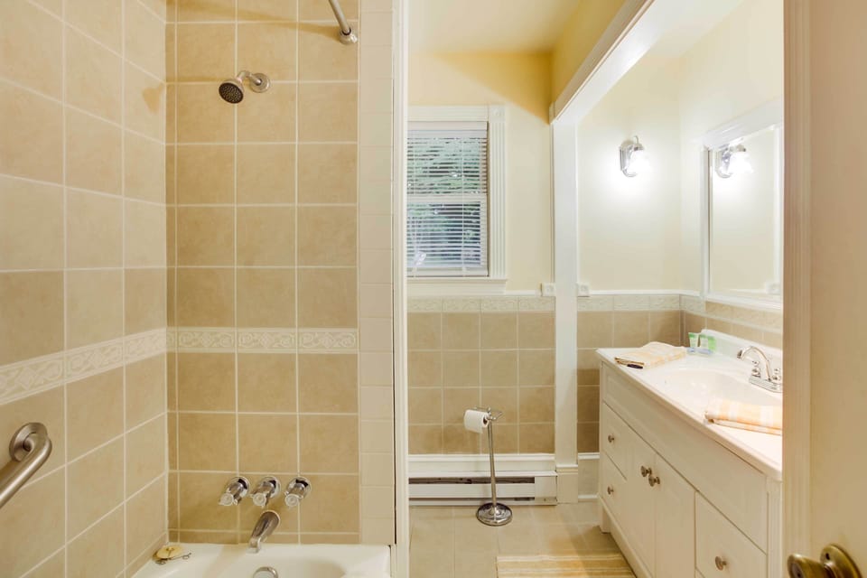 Full Bathroom | Complimentary Toiletries | Towels & Linens Provided