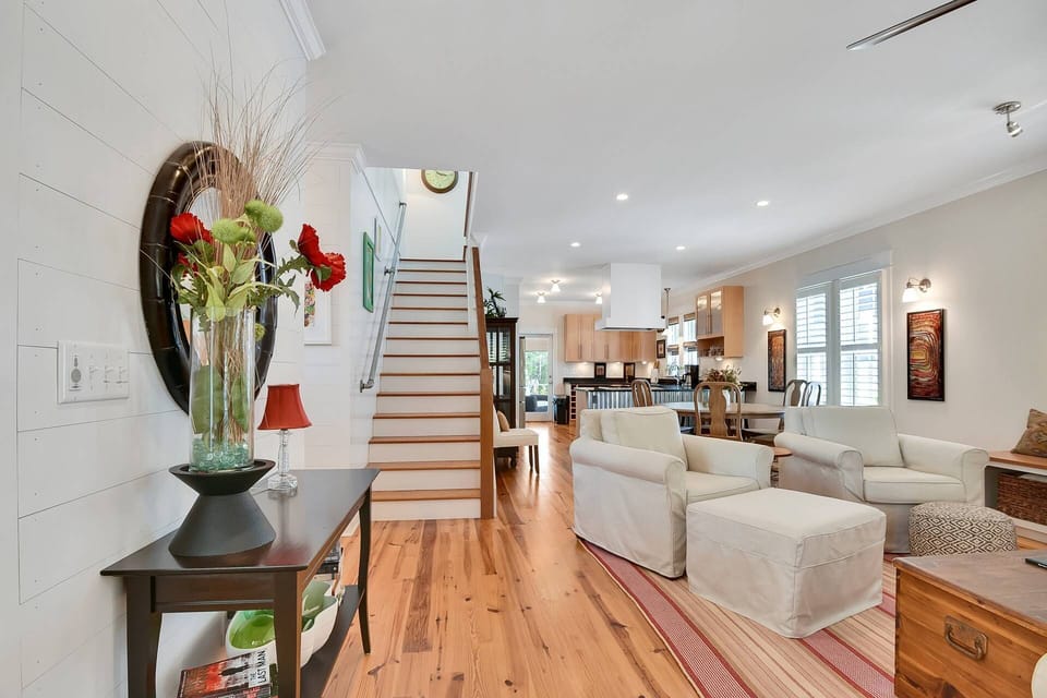 Living room, kitchen and master bedroom all conveniently located on the 1st floor