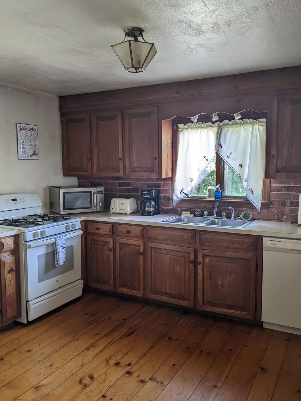 Full kitchen with dishwasher 