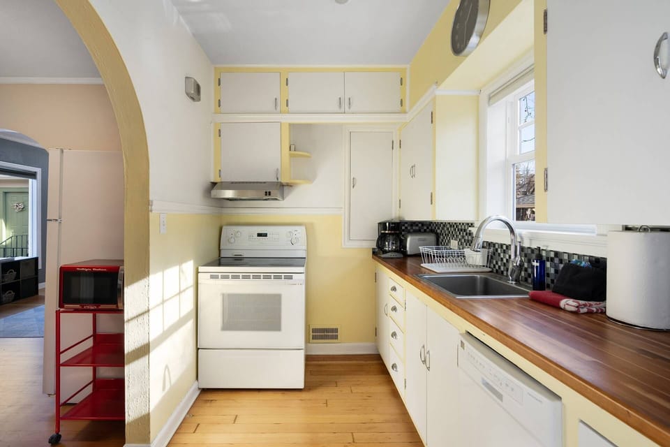 "The best part was the well-stocked kitchen. It has everything, including spices, tea, baking utensils, pizza pans, you name it." - Barbara
