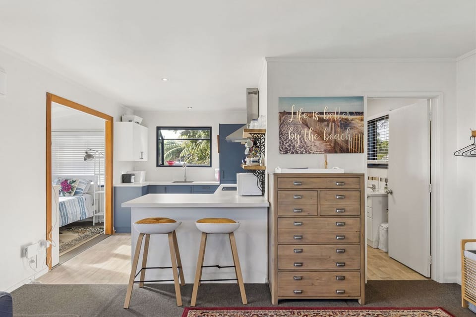 breakfast bar looking thru to kitchen