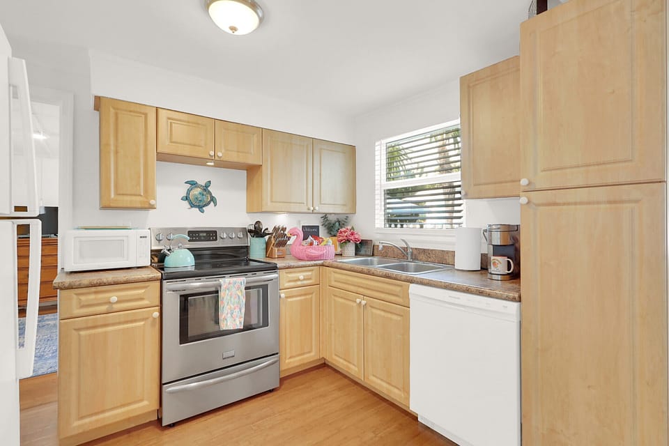 Full Kitchen w/ Stove, dishwasher & refrigerator