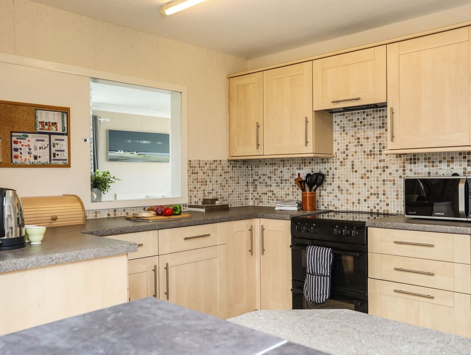 Cottage | Private kitchen | Fridge, microwave, dishwasher, cookware/dishes/utensils