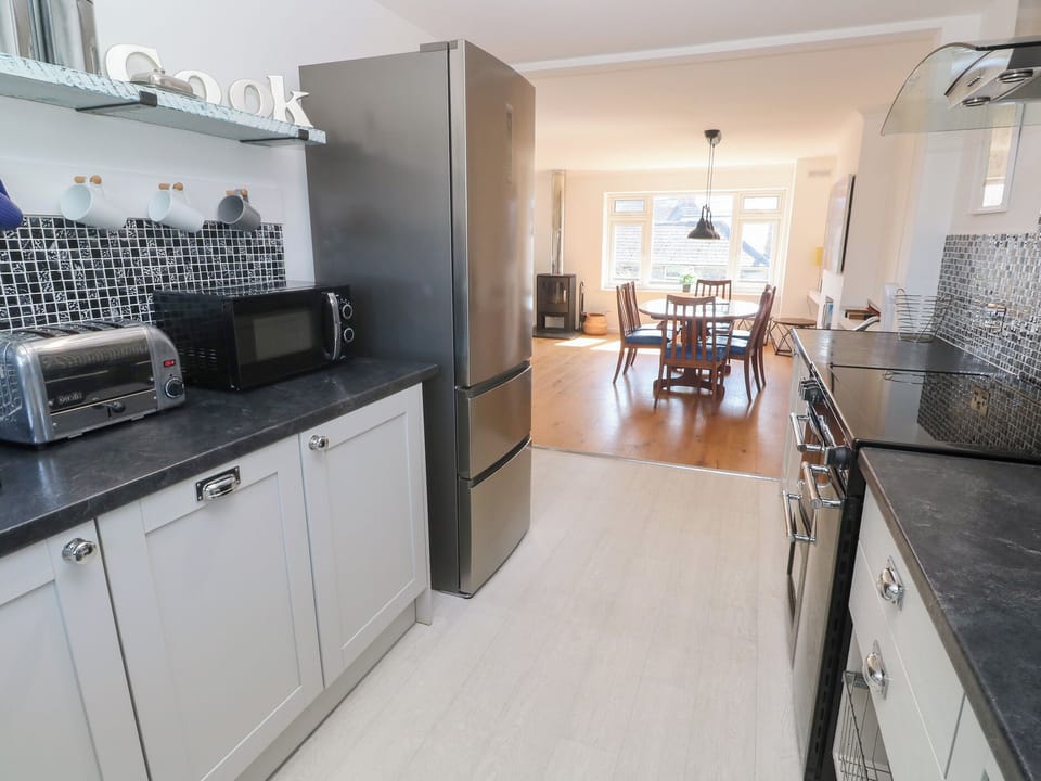 Cottage | Private kitchen | Fridge, dishwasher, electric kettle, toaster