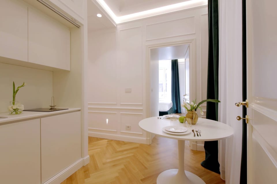Deluxe Studio | Private kitchen | Espresso maker, coffee/tea maker, electric kettle, coffee grinder