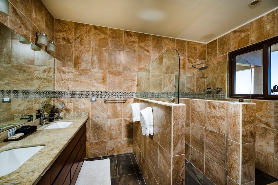 Full en suite bath to 3rd bedroom.
