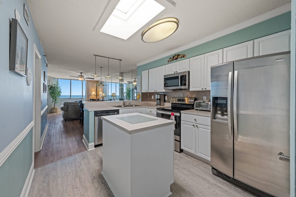 Fully equipped kitchen & plenty of counter space to help make meal prep a snap.
