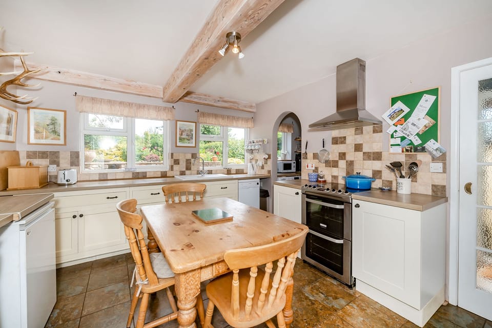 Cottage | Private kitchen | Fridge, microwave, dishwasher, electric kettle