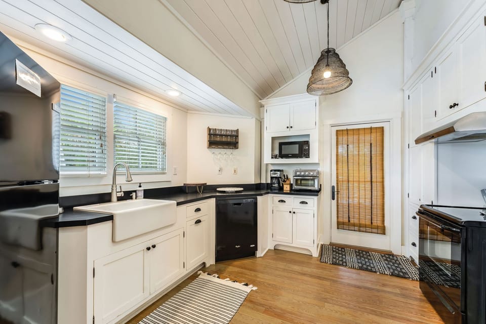 Fully stocked kitchen with all major appliances
