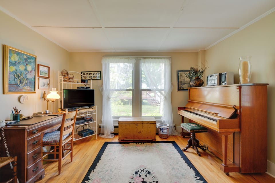 Den | WFH Friendly | Free WiFi