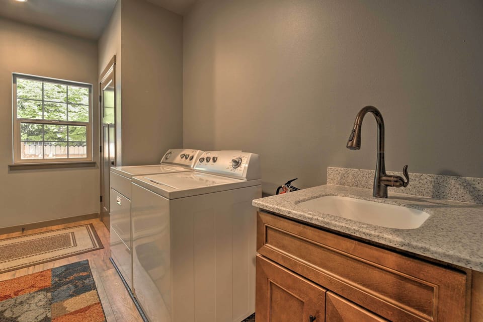 In-Unit Laundry | Linens/Towels Provided
