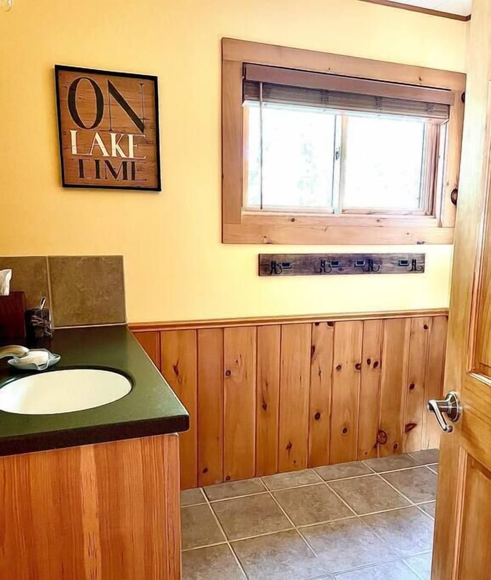 Upper Level Full Bath.