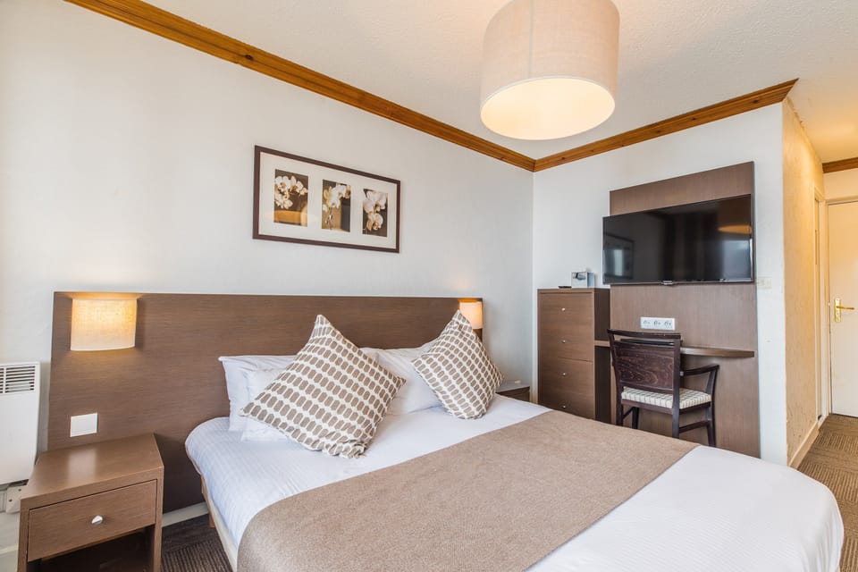 Get a good night's rest in the cozy bedroom, which has either a Double bed or 2 Single beds.