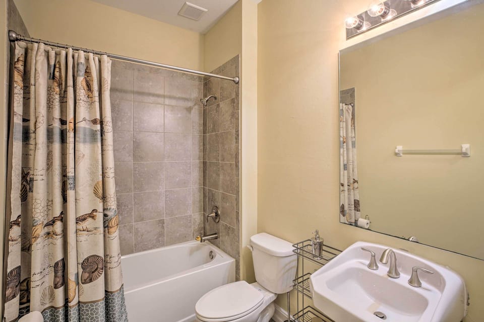 Full Bathroom | Complimentary Toiletries