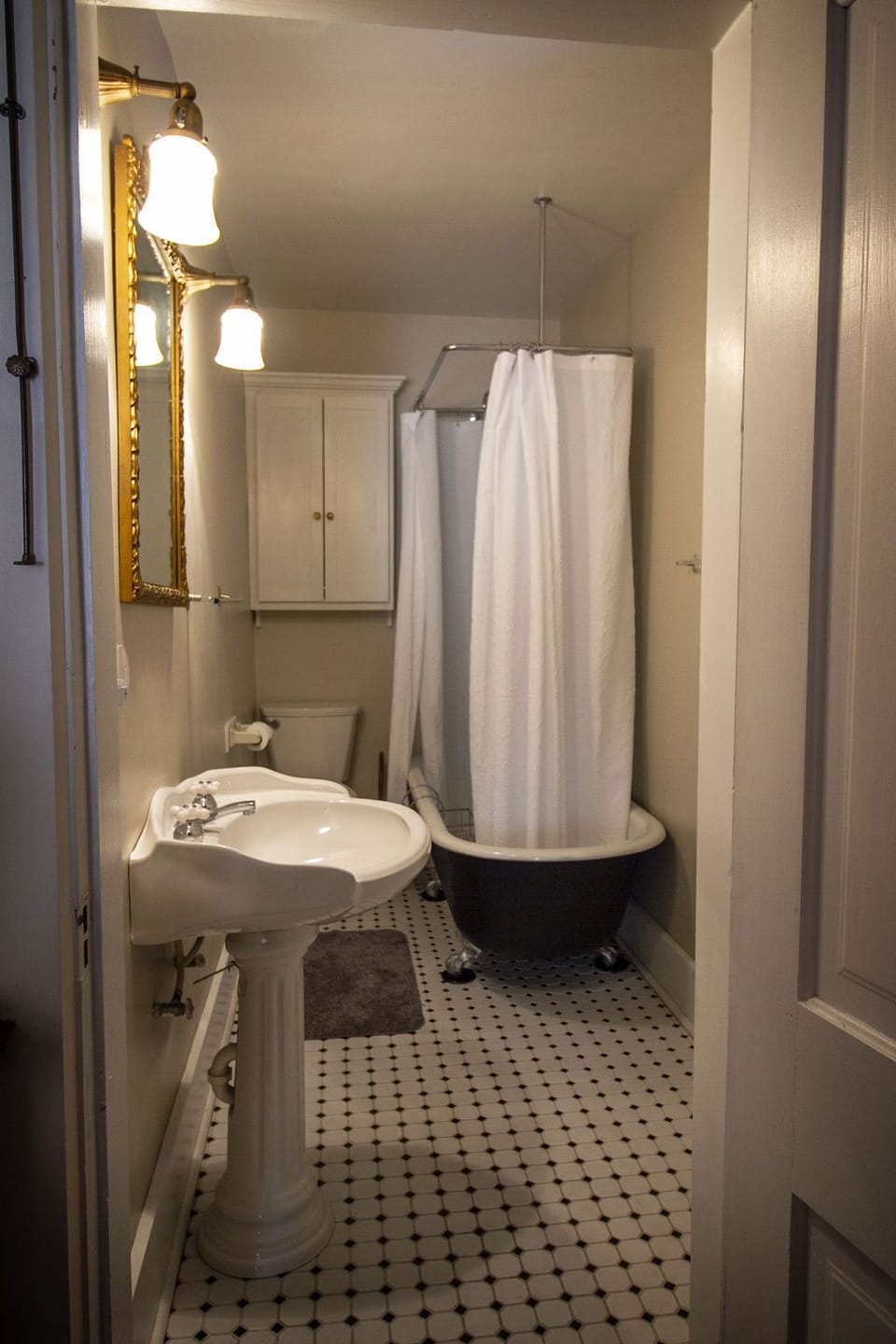 2nd floor shared bathroom.