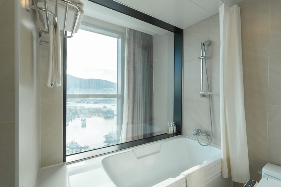 Deluxe Double Room, Harbor View - If parking is full, please follow hotel staff guidance | Bathroom | Hair dryer, bathrobes, slippers, bidet