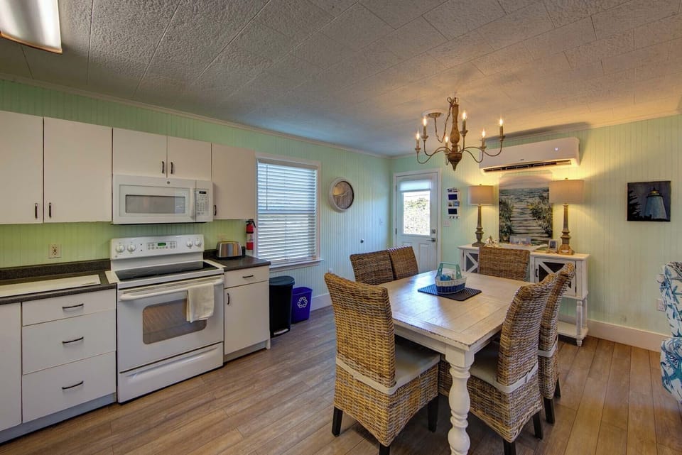 Dining Area & Kitchen (2)