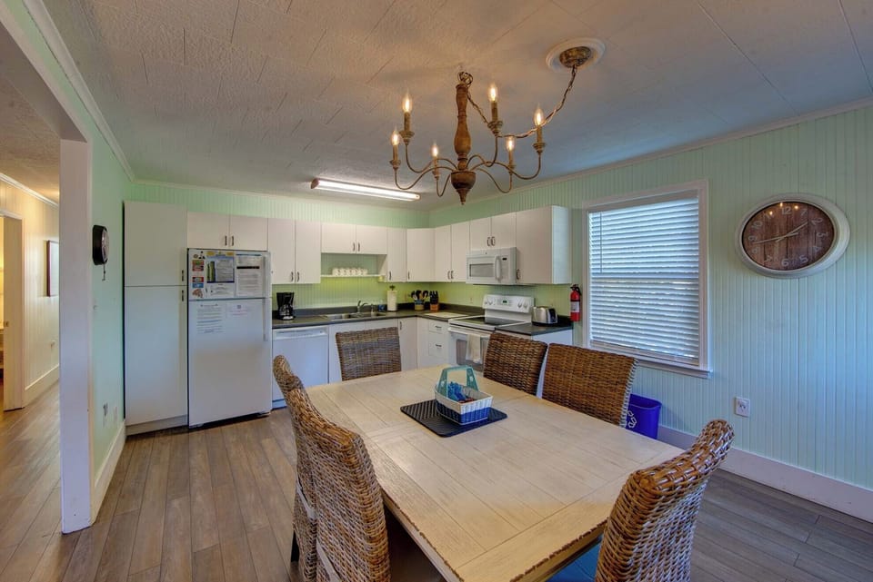 Dining Area & Kitchen