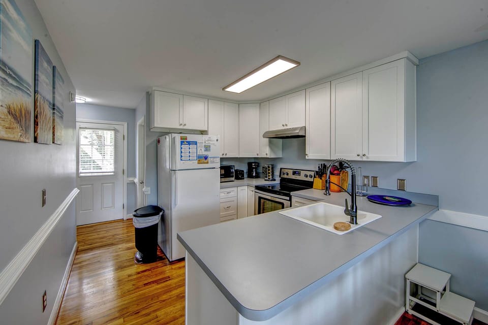 Your fully equipped kitchen features modern appliances, ample counter space, and bright lighting for effortless meal preparation during your stay.