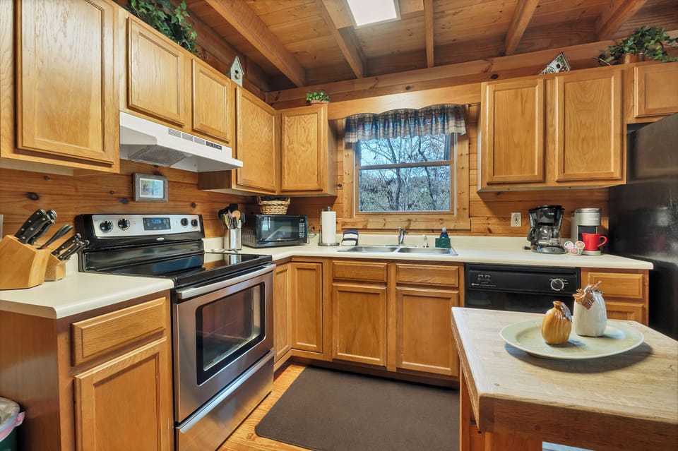 Cedar Knob kitchen comes with a full size range, dishwasher, fridge/freezer and all of the comforts of home. 