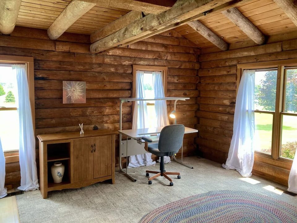 Main floor office nook