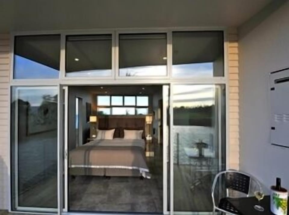 Aria Suite - Accessible | Premium bedding, soundproofing, iron/ironing board, WiFi (free)