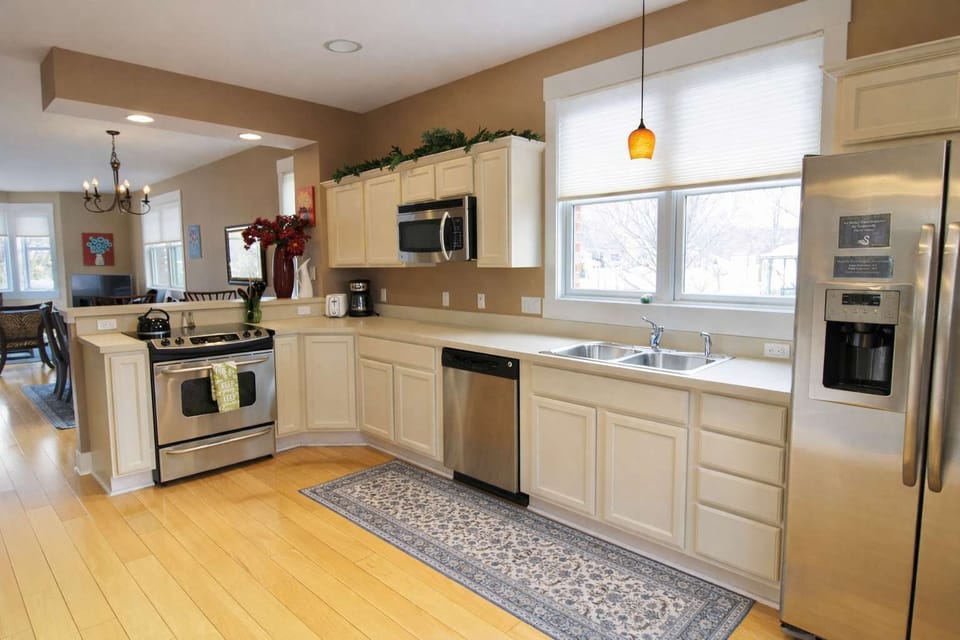 Full Kitchen Open floorplan