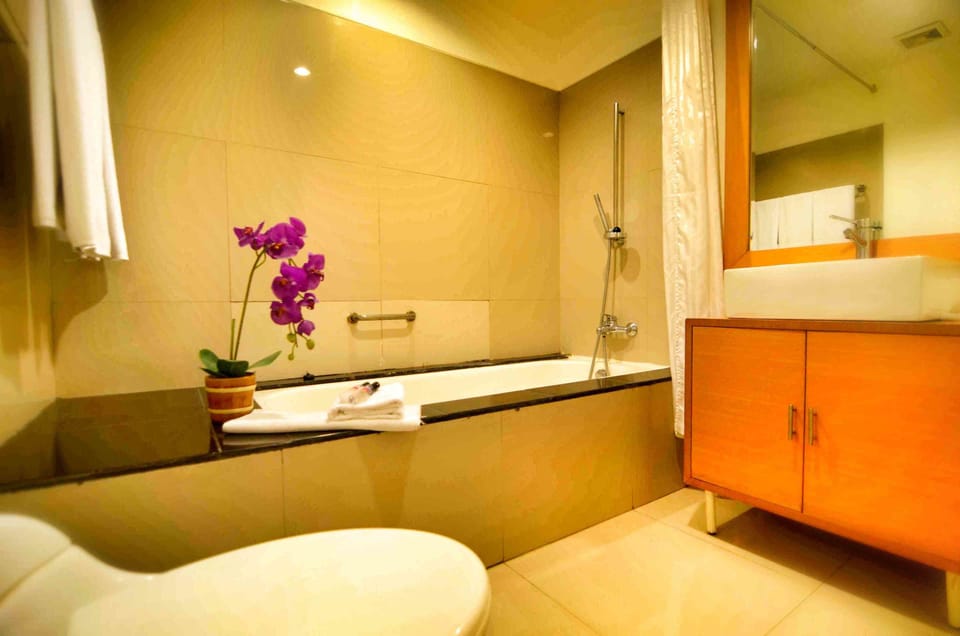 Deep soaking bathtub