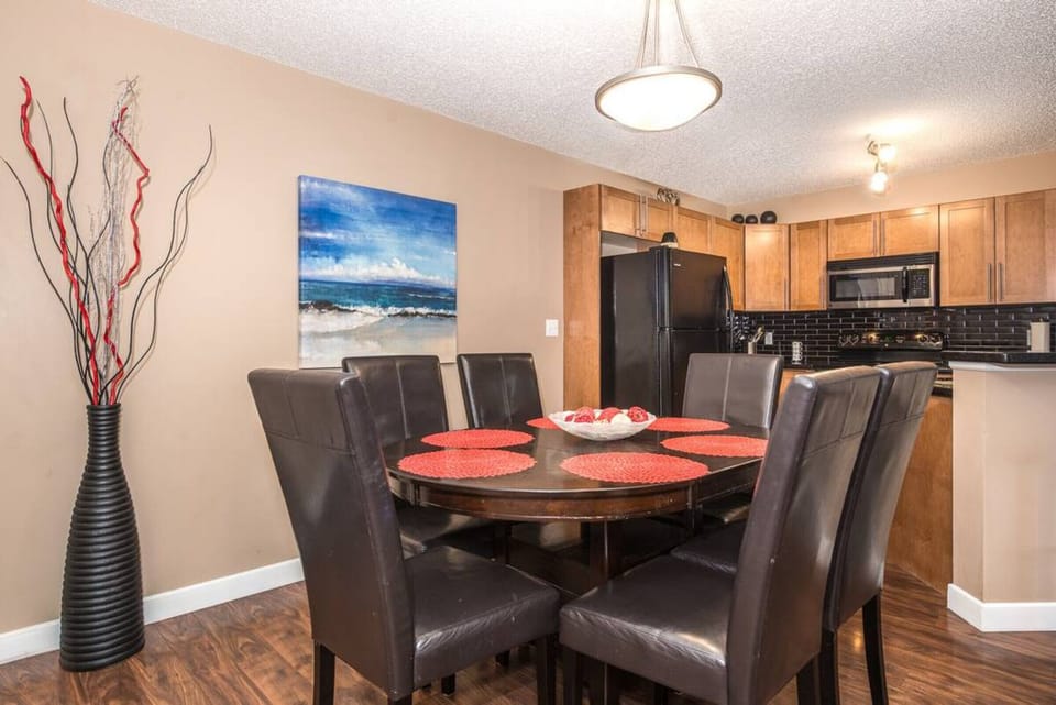Dining area with seating for 6.