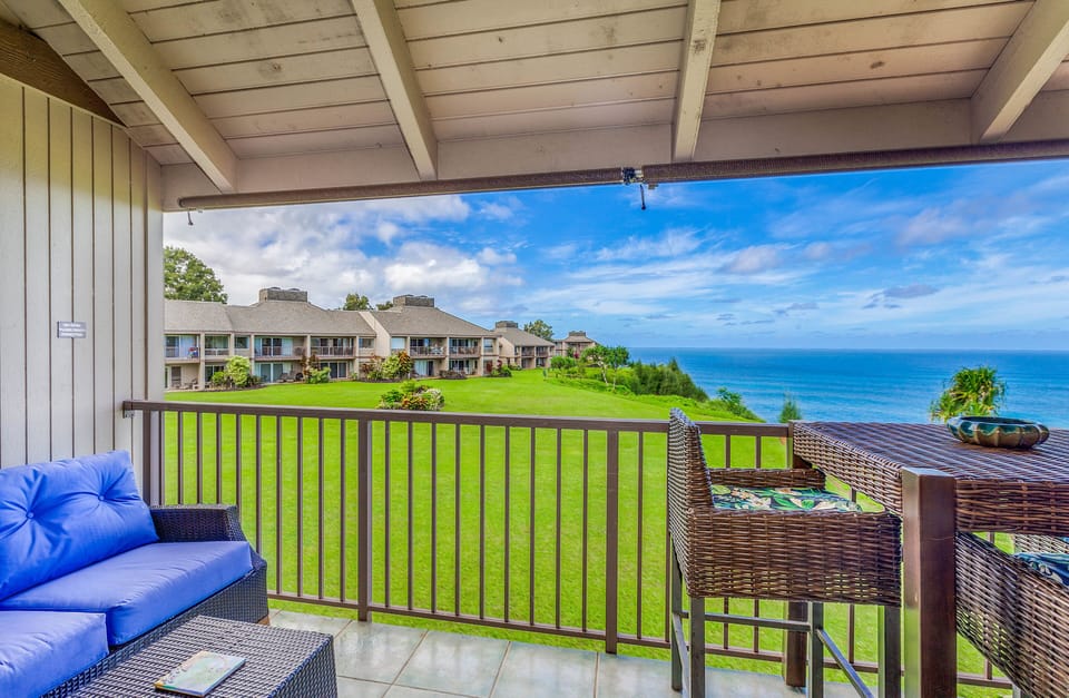 Dining out on the lanai.