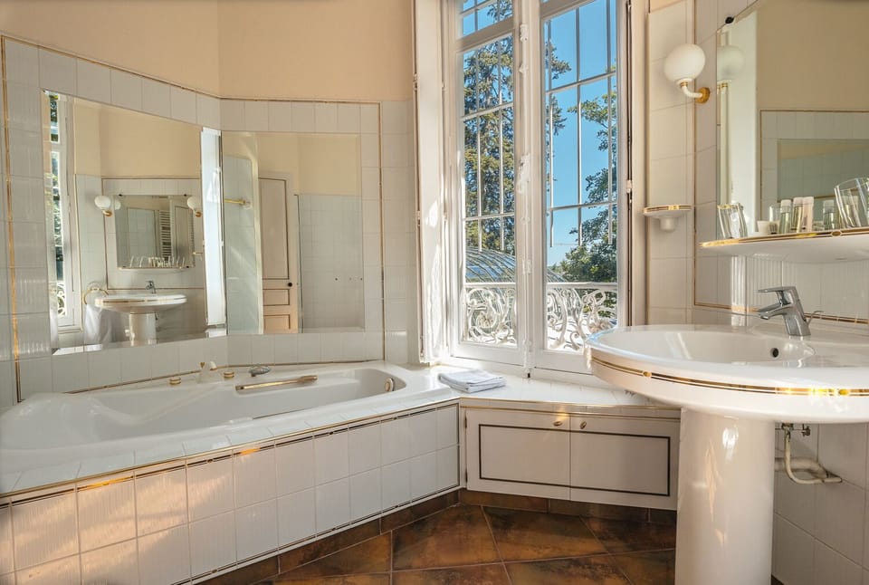 Classic Room | Bathroom | Hair dryer, towels, soap, shampoo