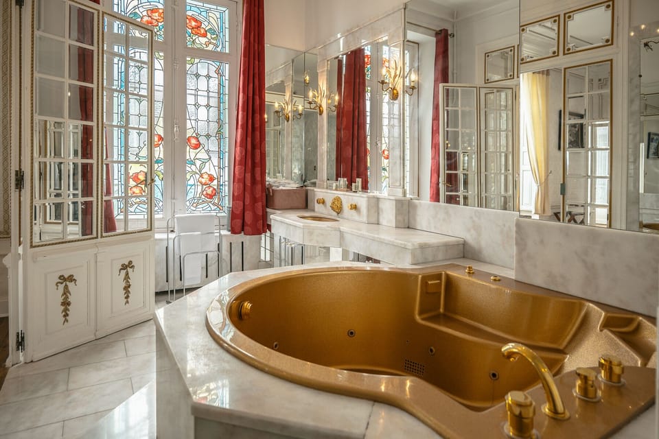 Deluxe Room | Bathroom | Hair dryer, towels, soap, shampoo
