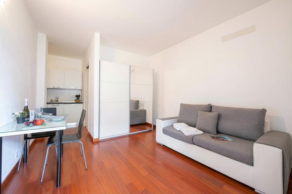 Standard Studio (Moonlight - 150m from the lake) | Living area | 21-inch TV with cable channels