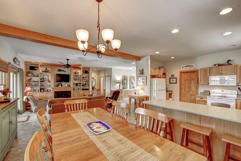 Dining Area (3)