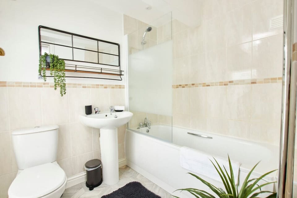 Bright & Airy Bathroom